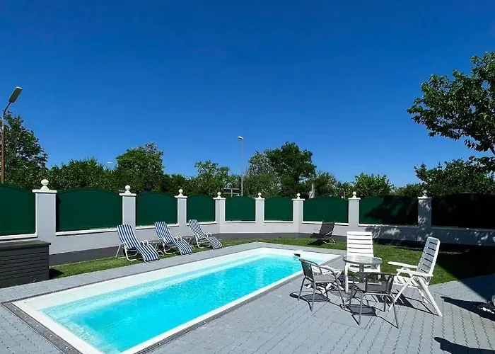 Traum Apartment Mit Pool+Balkon